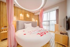 Postel nebo postele na pokoji v ubytování Cosy Feeling Hotel - Beijing Headquarters Xinfadi