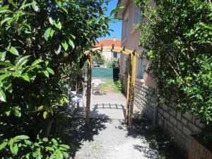 Κήπος έξω από το Jolie T2 rénové avec jardin clos et parking privé