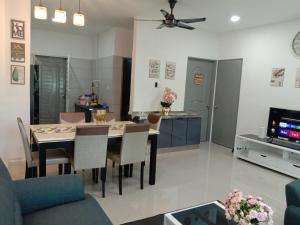 Η κουζίνα ή μικρή κουζίνα στο DQ Guest House With Private Pool Kota Seribong Near Wakaf Che Yeh - M u s l i m F r i e n d l y