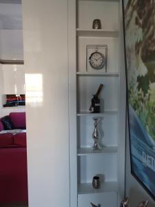 Ένα ή περισσότερα κρεβάτια σε δωμάτιο στο Black&White Apartament Skarbowa 2 Parking
