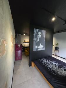 une chambre avec un lit avec un tableau sur le mur dans l'établissement Design Vistula old town apartment free parking, à Cracovie