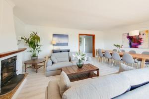 Una sala de estar llena de muebles y una chimenea. en G-Fast fertig gestelltes Inserat- Moderne grosse Villa, 5 Min fussläufig zum Strand,Pool,Klima, en Calas de Mallorca