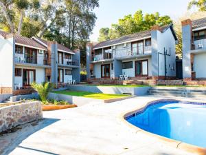 an image of a house with a swimming pool at Piketberg Guesthouse in Piketberg