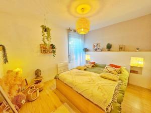 A bed or beds in a room at Le Coccon Entre Basso Cambo et Lardenne