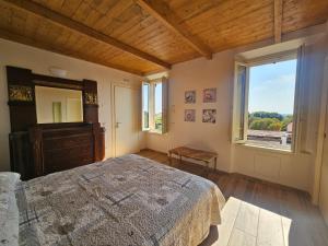 Postel nebo postele na pokoji v ubytování Patrizio Apartments-by Goccia di Lago