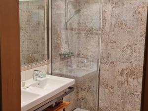 Ein Badezimmer in der Unterkunft Sportpension Alpenrose