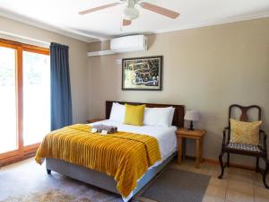 ein Schlafzimmer mit einem Bett, auf dem ein Teddybär liegt in der Unterkunft Piketberg Guesthouse in Piketberg + 16 Fotos