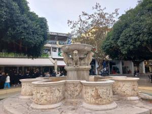 una gran fuente de piedra en medio de una calle en Ellen 737, en Heraclión