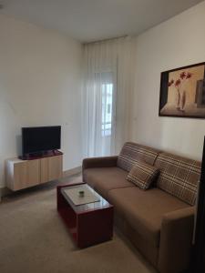 a living room with a couch and a tv at Dule Lux in Jagodina