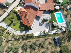 Una vista aérea de una casa con piscina. en Alojamento Poço do Barro, en Lodões