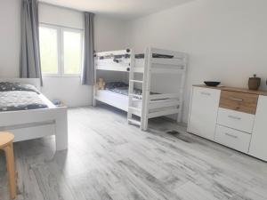 PečuriceにあるSuite Madricの二段ベッド2台と机のある寝室