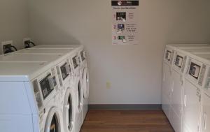 2 lavadoras blancas en una lavandería en Affordable Suites of America Portage, en Portage