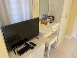 TV a/nebo společenská místnost v ubytování รตะธารา รีสอร์ท ratathara resort + 26 fotografií