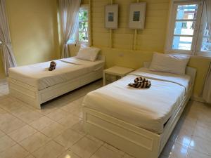 Postel nebo postele na pokoji v ubytování รตะธารา รีสอร์ท ratathara resort