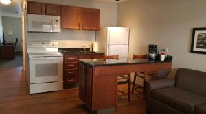 een keuken met een witte koelkast en een aanrecht bij Affordable Suites of America Portage in Portage