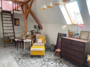 Posezení v ubytování Podkrovní studio apartment pro 1-5 osob