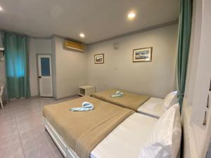 Postel nebo postele na pokoji v ubytování รตะธารา รีสอร์ท ratathara resort