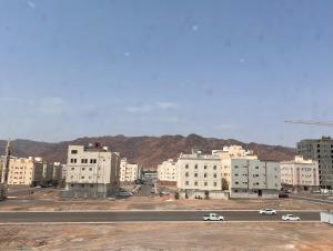 メディナにあるطيبة للشقق الفاخرةTaiba Luxury Apartments of 3 Bedrooms 5 minutes to Haramの建物と道路のある街並み