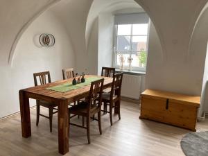 a dining room with a wooden table and chairs at Appartement AltstadtLiebe in Weitra
