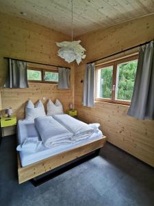 Postel nebo postele na pokoji v ubytování Wald ist Zukunft