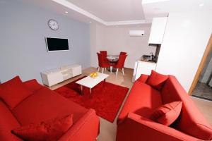 イスタンブールにあるガザル スイーツ ダウンタウンのリビングルーム(赤いソファ、テーブル付)