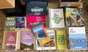 a bunch of books sitting on a table at Hostal Moreno in Silla