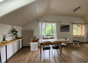 a kitchen and dining room with a table and chairs at Naturnahe Familienwohnung in Rüschegg-Graben