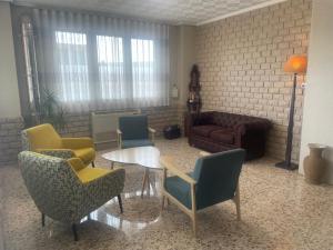 a living room with chairs and a table and a couch at Hostal Moreno in Silla