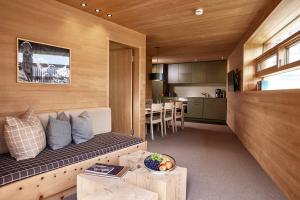 salon z kanapą i kuchnią w obiekcie abitare chalets w mieście Obergurgl