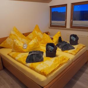 Katil atau katil-katil dalam bilik di Bichlhof Bärfra Ferienwohnung Fernsicht