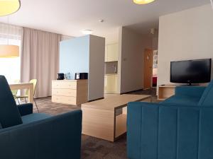 Televízia a/alebo spoločenská miestnosť v ubytovaní Golden Tulip Międzyzdroje Residence