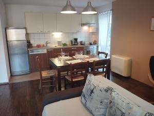 eine Küche und ein Esszimmer mit einem Tisch und einem Esszimmer in der Unterkunft Comfortable Apartment Lavanda in Kornić