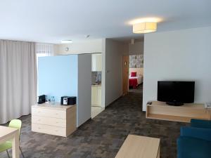 Televízia a/alebo spoločenská miestnosť v ubytovaní Golden Tulip Międzyzdroje Residence