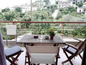 a patio table and chairs on a balcony with a view at Κατοικία στην Κουτσουπιά in Kokkino Nero