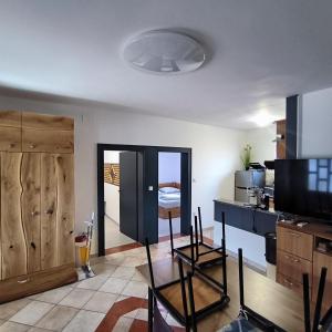 a room with a kitchen and a living room at Vila PURA MAYA in Vir