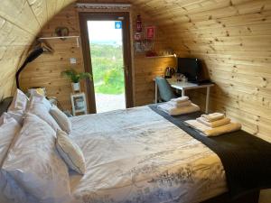 Rúm í herbergi á Earls View Pod