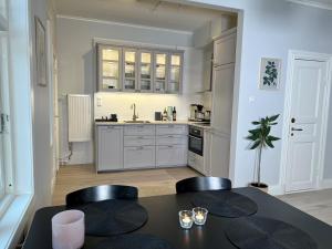 Kuchyň nebo kuchyňský kout v ubytování Sekelskiftescharm i Hjärtat av Strömstad, 4 bäddar - Historic Charm, for 4 Guests