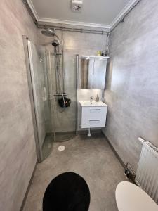 Koupelna v ubytování Sekelskiftescharm i Hjärtat av Strömstad, 4 bäddar - Historic Charm, for 4 Guests