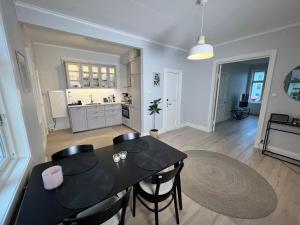 Kuchyň nebo kuchyňský kout v ubytování Sekelskiftescharm i Hjärtat av Strömstad, 4 bäddar - Historic Charm, for 4 Guests