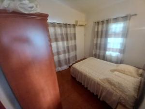 PalmyreにあるCAM Anna Sunset Avenueのベッドとドレッサーのある小さな寝室