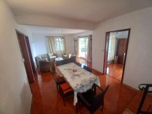 PalmyreにあるCAM Anna Sunset Avenueのダイニングルーム(テーブル、椅子付)、リビングルーム