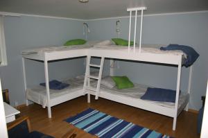 Dos literas en una habitación con suelo en Lyckegården, en Munka-Ljungby