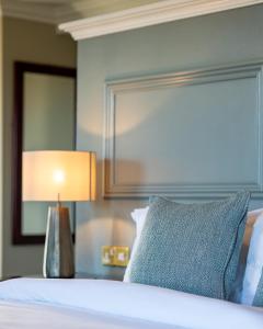 En eller flere senger på et rom på Bracken Court Hotel