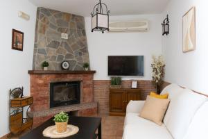 Una televisión o centro de entretenimiento en Casa Los Olivos Álora - Caminito del Rey