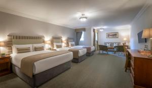 En eller flere senger på et rom på Bracken Court Hotel
