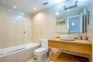 Bagno di StayatSas Luxe App vlakbij strand, 80 m2 terras, grote zwembaden Marbella
