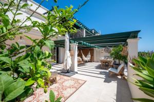 Giardino di StayatSas Luxe App vlakbij strand, 80 m2 terras, grote zwembaden Marbella