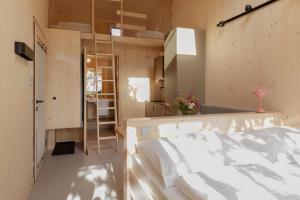 Postel nebo postele na pokoji v ubytování biYou Ecoquartier in den Bergen