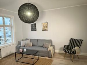 Posezení v ubytování Sekelskiftescharm i Hjärtat av Strömstad, 4 bäddar - Historic Charm, for 4 Guests