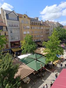 an overhead view of an outdoor market in a city at Appartement DuplexCœur de Ville in Metz